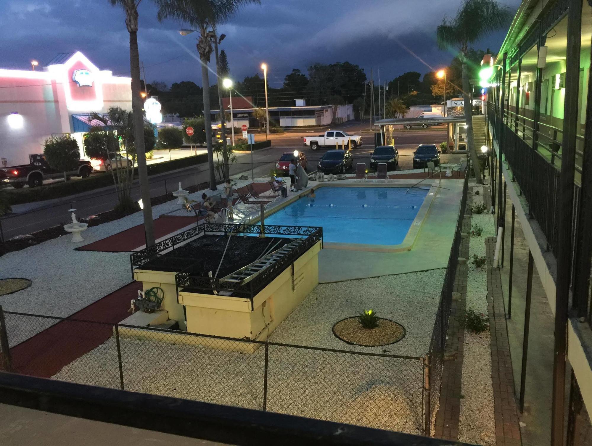 Budget Inn - St. Petersburg Ngoại thất bức ảnh