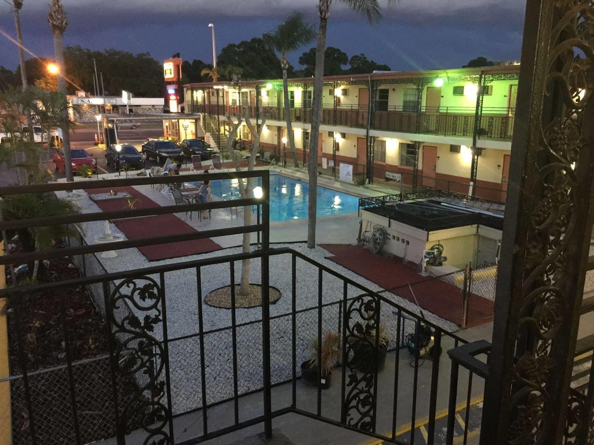 Budget Inn - St. Petersburg Ngoại thất bức ảnh